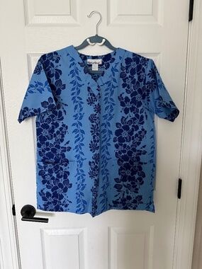 Made in Hawaii Scrub Top Blue Hibiscus Floral Hawaiian Size Small